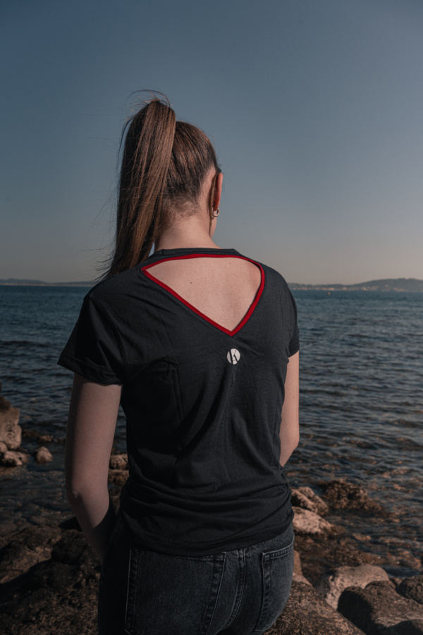 Tshirt dos nu à découpe triangulaire de couleur rouge