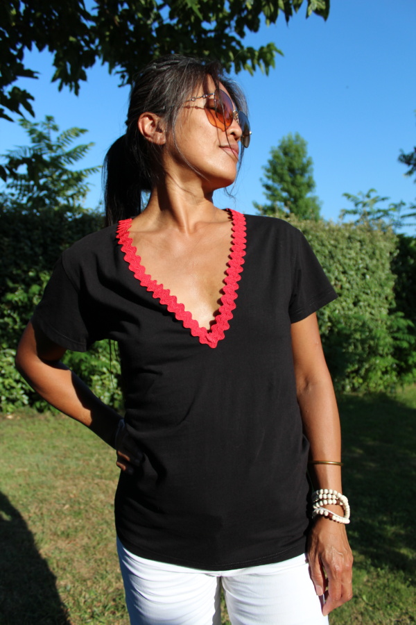 T-shirt col V zigzag & dos nu rouge